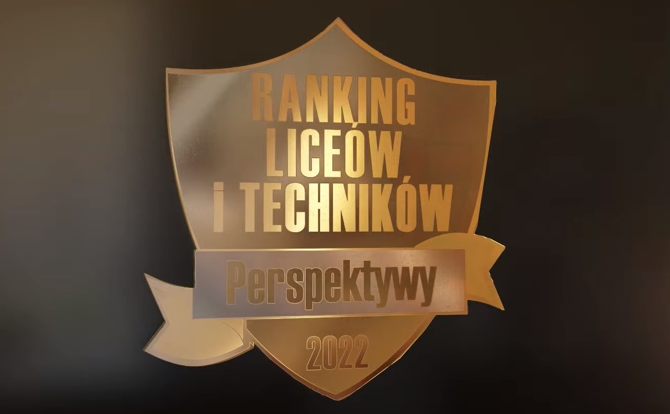 Grafika przedstawia złotą blaszkę, na której znajduje się napis "Ranking Liceów i Techników" oraz "Perspektywy 2022". - grafika rozmowy