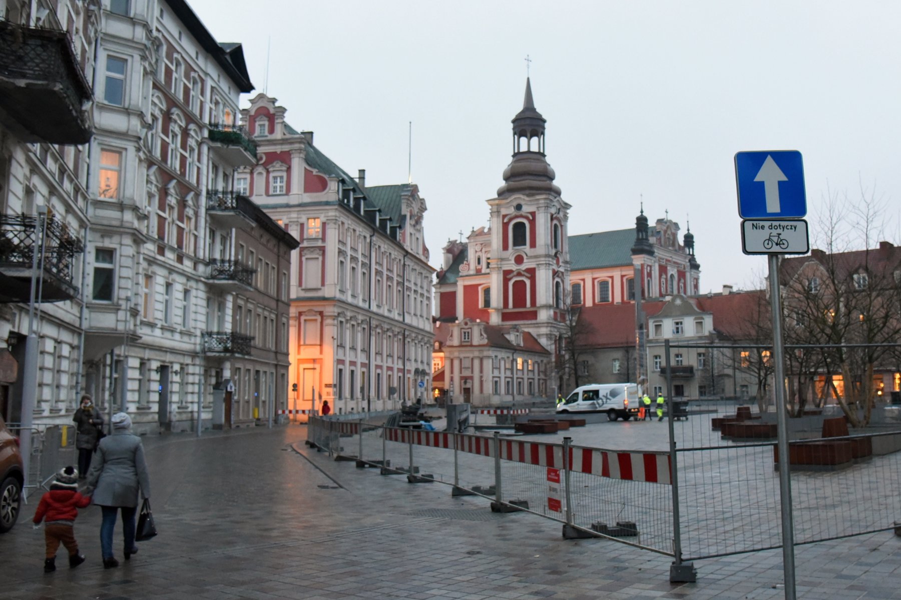 Na zdjęciu plac Kolegiacki, na pierwszym planie znak drogowy - grafika rozmowy