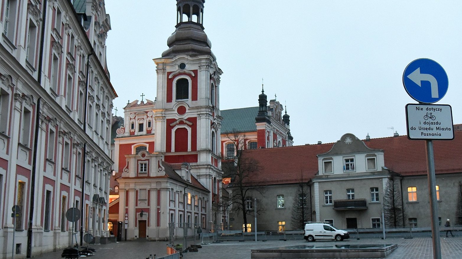 Na zdjęciu plac Kolegiacki, na pierwszym planie znak drogowy