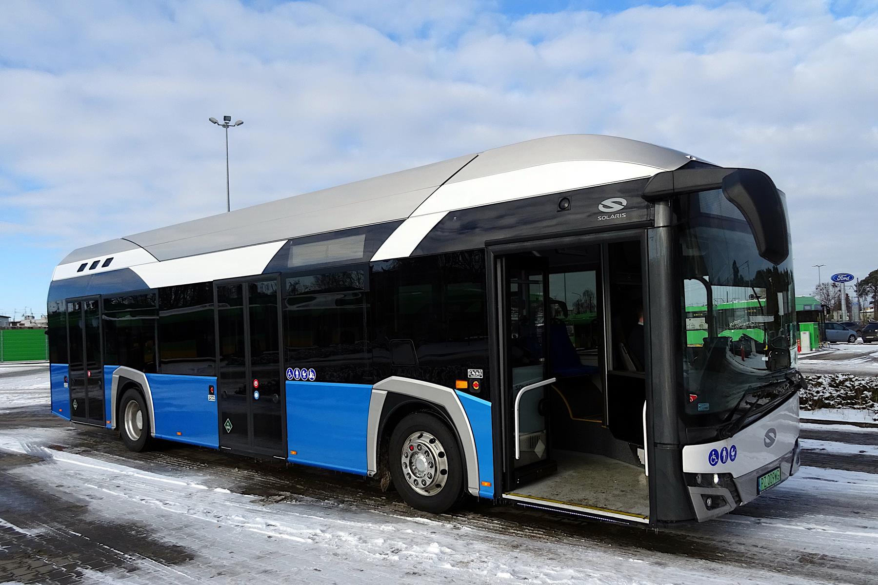 Na zdjęciu autobus wodorowy stojący na terenie zajezdni - grafika rozmowy