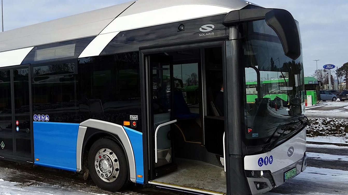 Na zdjęciu autobus wodorowy stojący na terenie zajezdni