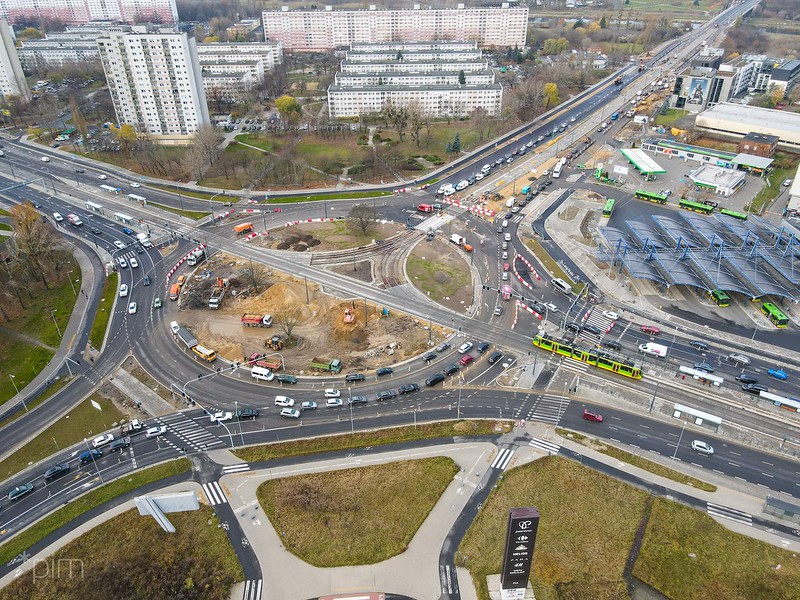 Zdjęcie przedstawia prace na rondzie Rataje z lotu ptaka. - grafika rozmowy