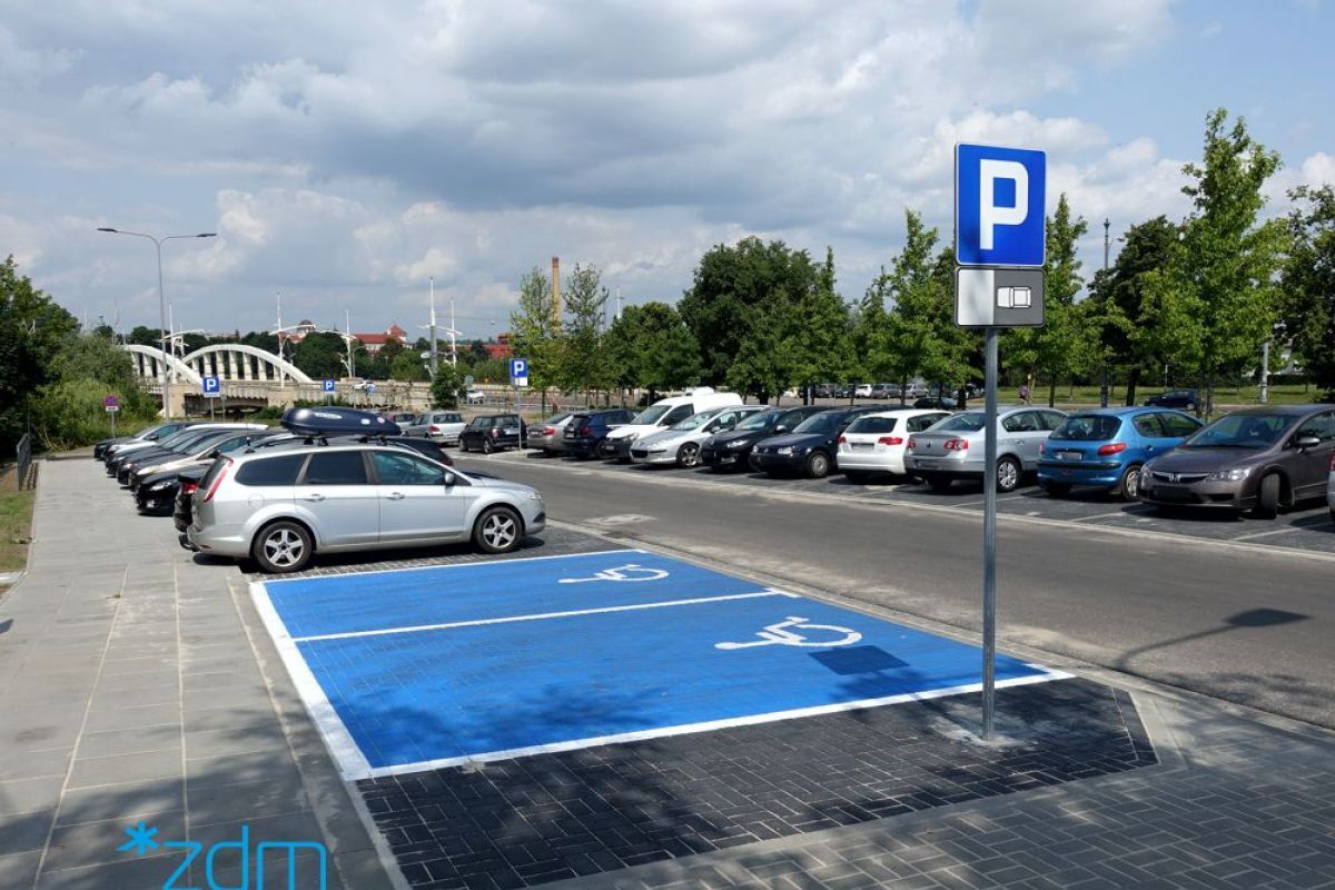 Galeria zdjęć przedstawia jezdnie, chodniki i parkingi. - grafika rozmowy