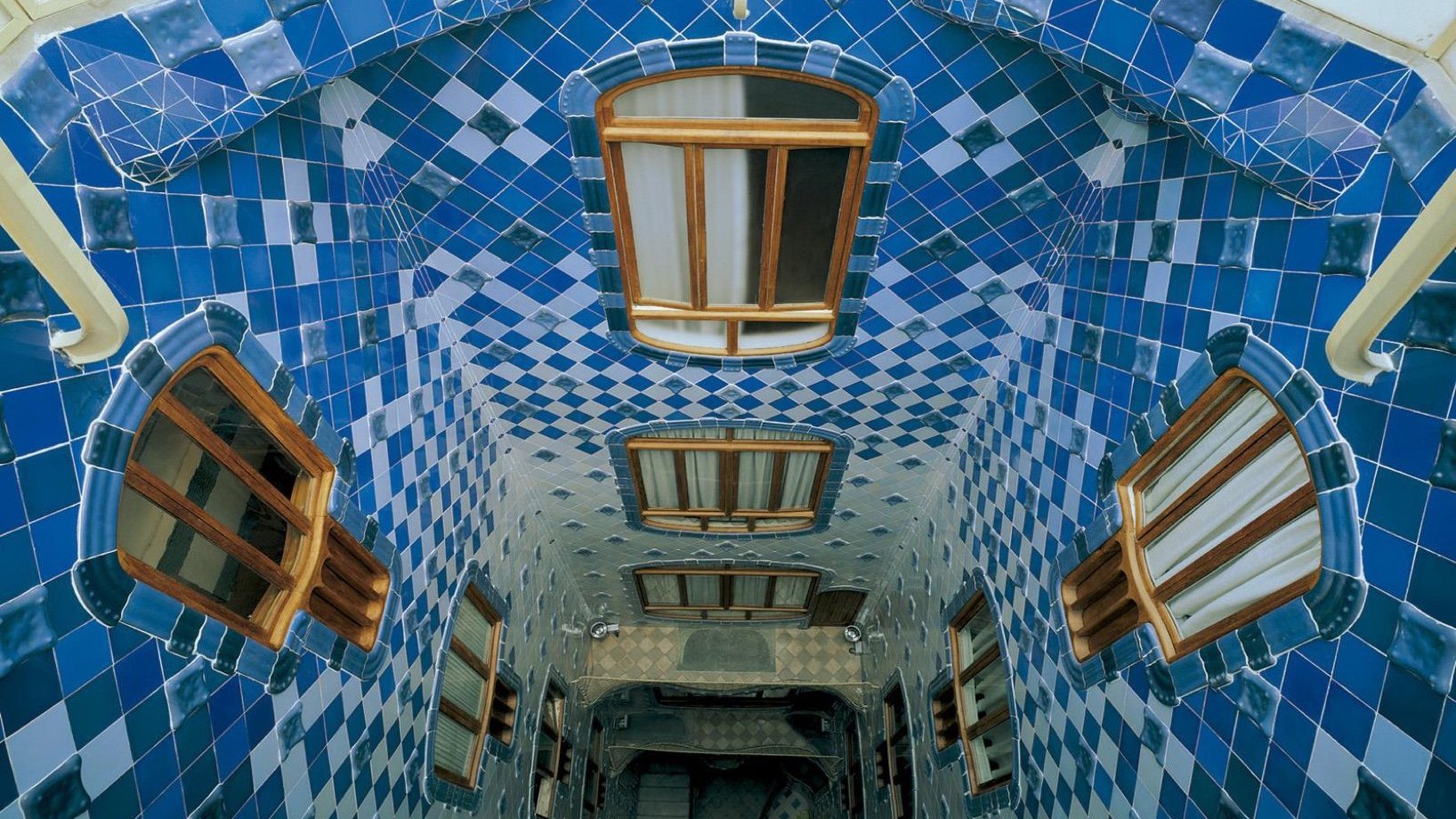 Casa Batlló wnętrze dziedzińca pokryte płytkami ©Casa Batlló