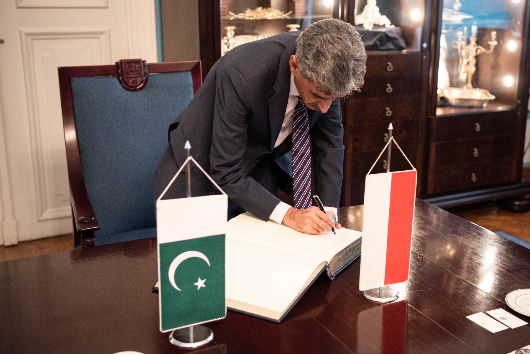 Malik Muhammad Farooq, ambasador Pakistanu w Polsce. - grafika rozmowy