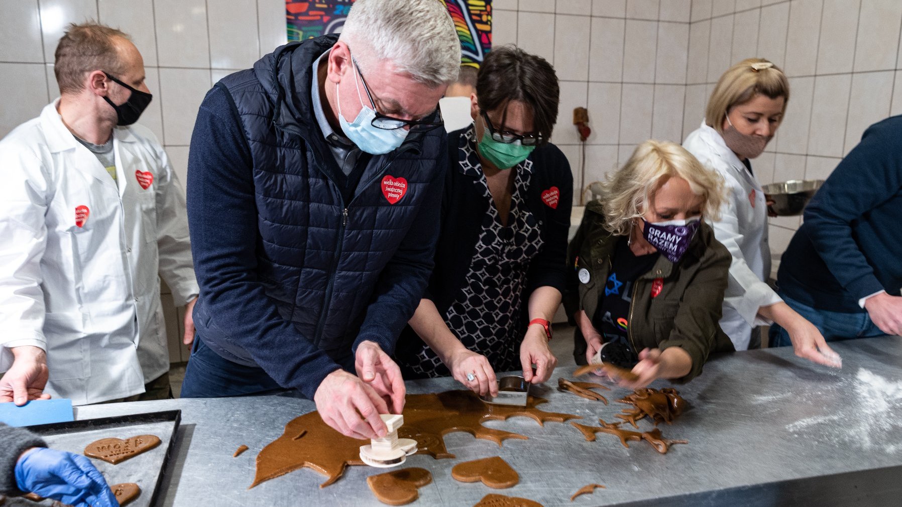 Galeria zdjęć przedstawia akcję pieczenia pierniczków dla Wielkiej Orkiestry Świątecznej Pomocy.