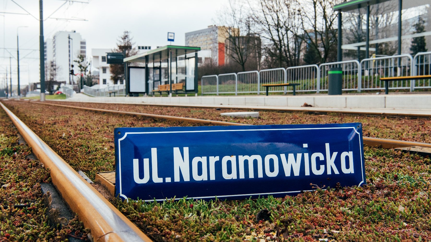 Tablica z ul. Naramowice na nowym torowisku tramajowym