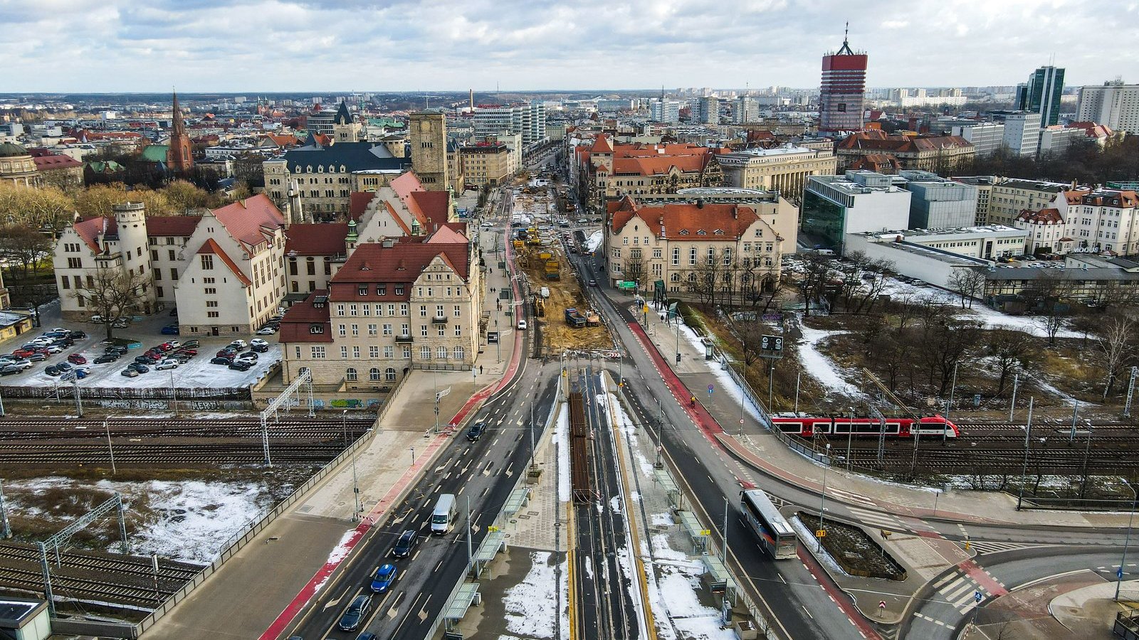 Na zdjęciu przebudowa ulicy Święty Marcin, widok z lotu ptaka, w centrum zdjęcia CK Zamek, w tle panorama miasta