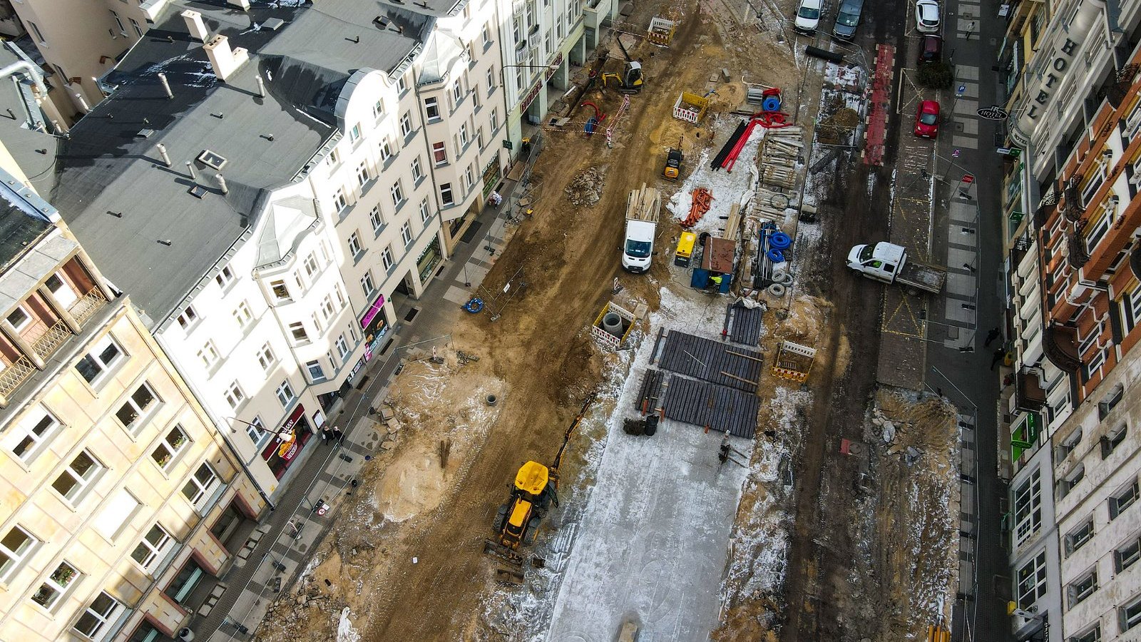 Na zdjęciu przebudowa ulicy Święty Marcin, widok z lotu ptaka, w centrum ulica, obok kamienice