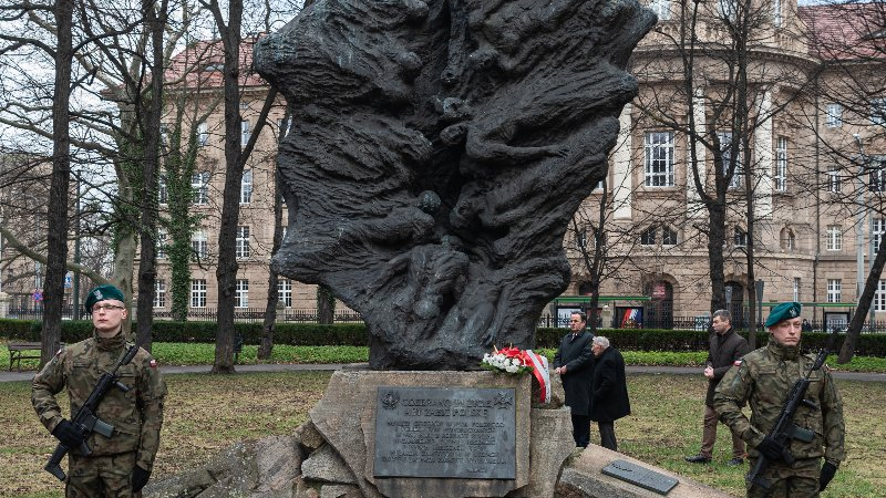 Galeria zdjęć przedstawia poznańskie obchody 82. rocznicy pierwszej masowej zsyłki Polaków na Sybir.