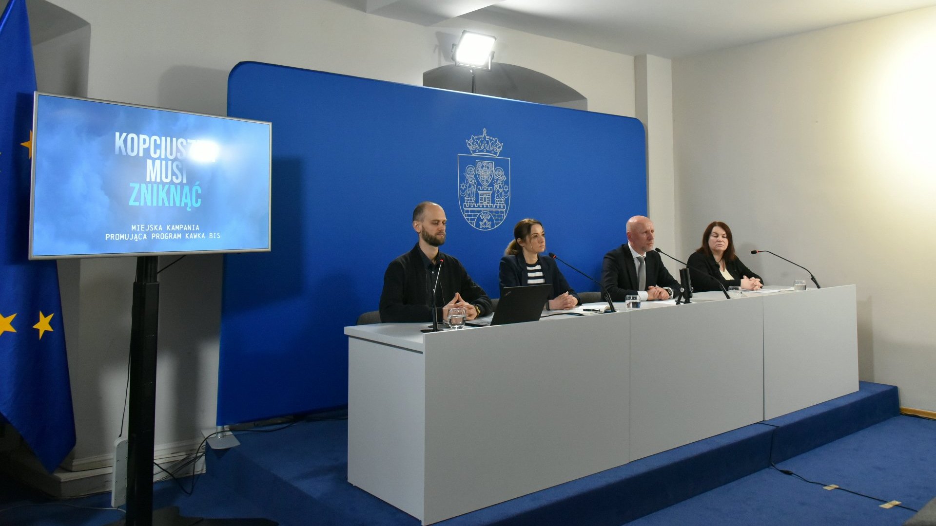 Galeria zdjęć przedstawia zdjęcia z konferencji prasowej. Widać na nich ludzi siedzących za stołem konferencyjnym.