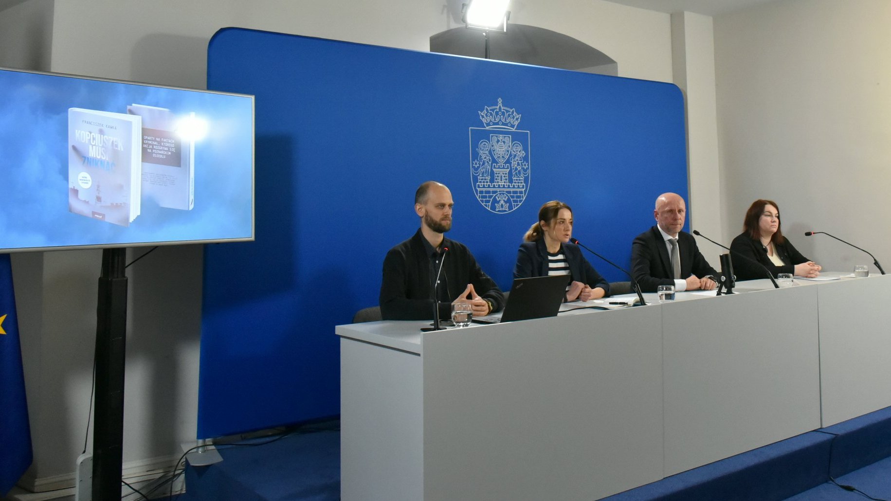 Galeria zdjęć przedstawia zdjęcia z konferencji prasowej. Widać na nich ludzi siedzących za stołem konferencyjnym.