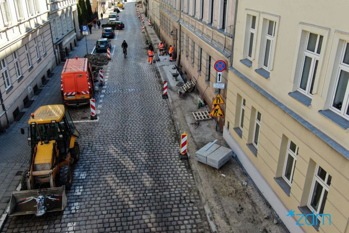 Galeria zdjęć z remontu chodnika na ul. Grobla - grafika rozmowy