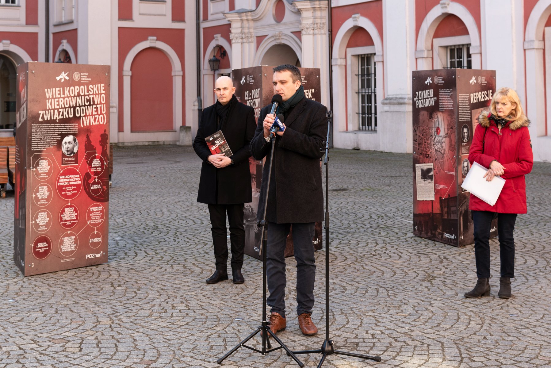 Mariusz Wiśniewski, zastępca prezydenta Poznania, Rafał Reczek, dyrektor Oddziału Instytutu Pamięci Narodowej w Poznaniu oraz Ewa Frąckowiak, dyrektorka Szkoły Podstawowej nr 40 z Oddziałami Integracyjnymi w Poznaniu. - grafika rozmowy