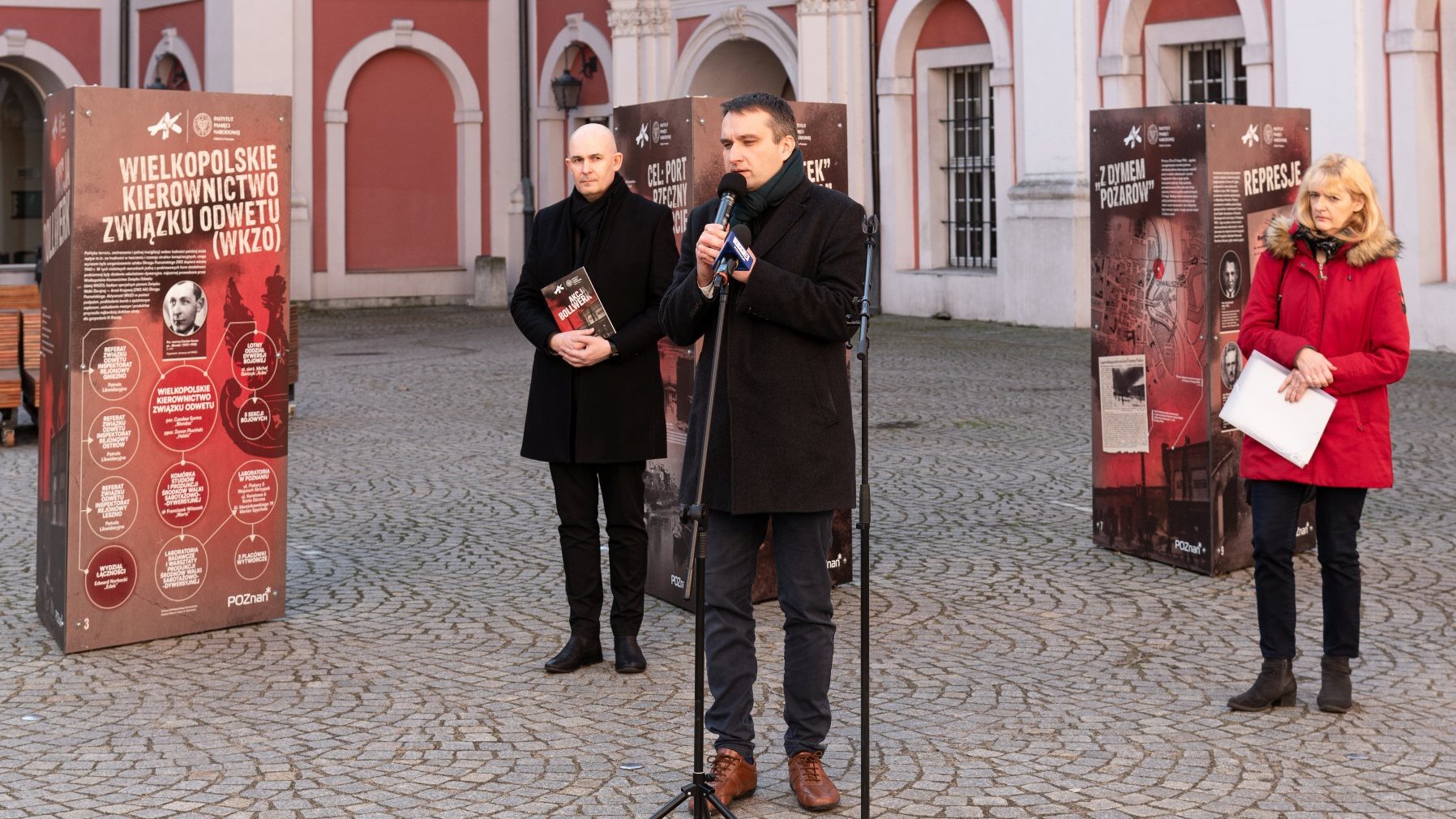 Mariusz Wiśniewski, zastępca prezydenta Poznania, Rafał Reczek, dyrektor Oddziału Instytutu Pamięci Narodowej w Poznaniu oraz Ewa Frąckowiak, dyrektorka Szkoły Podstawowej nr 40 z Oddziałami Integracyjnymi w Poznaniu.