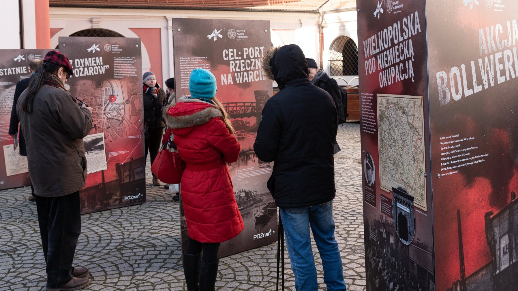 Grupa osób ogląda wystawę poświęconą akcji Bollwerk.