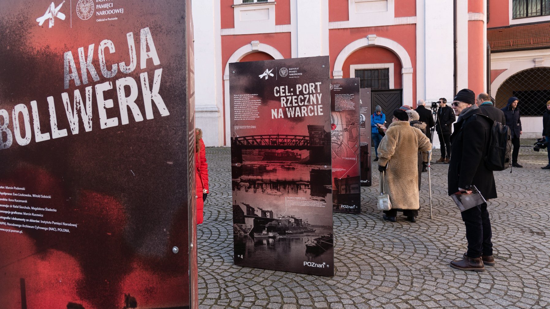 Grupa osób ogląda wystawę poświęconą akcji Bollwerk.