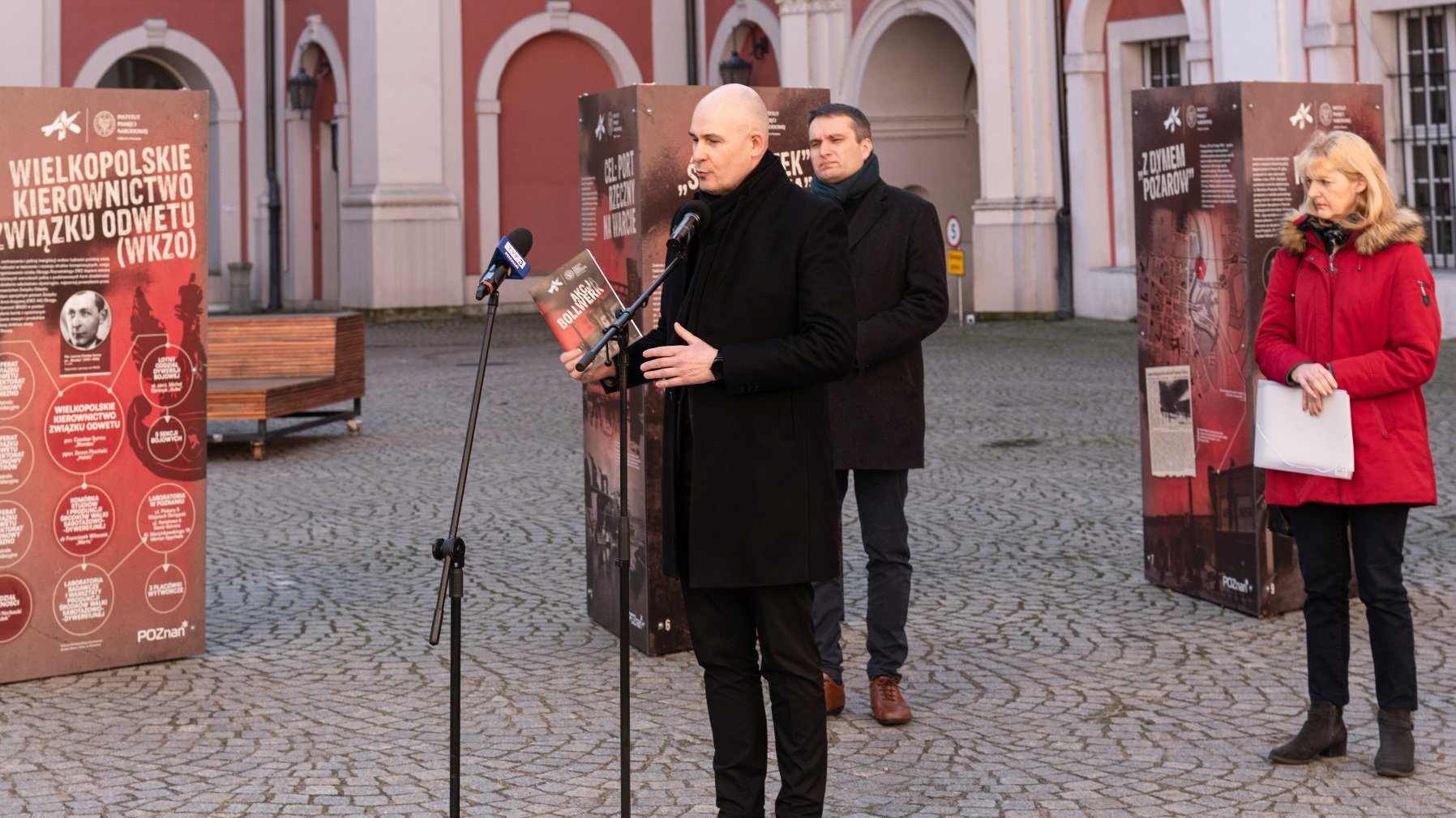 Mariusz Wiśniewski, zastępca prezydenta Poznania, Rafał Reczek, dyrektor Oddziału Instytutu Pamięci Narodowej w Poznaniu oraz Ewa Frąckowiak, dyrektorka Szkoły Podstawowej nr 40 z Oddziałami Integracyjnymi w Poznaniu.