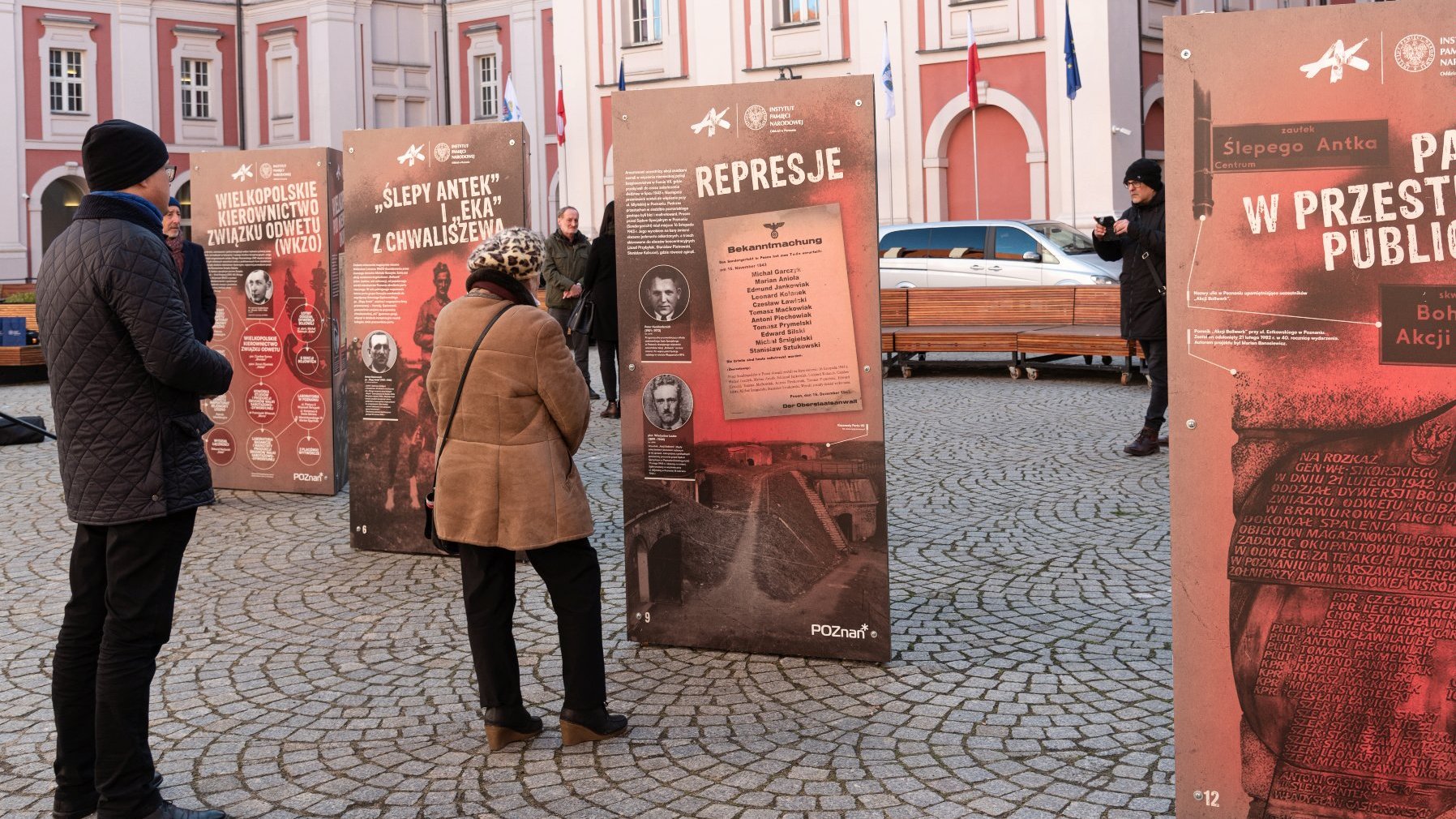 Grupa osób ogląda wystawę poświęconą akcji Bollwerk.