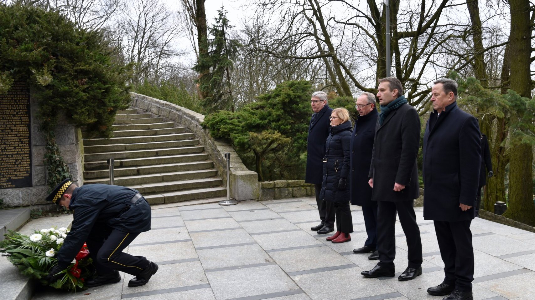 Galeria zdjęć przedstawia przedstawicieli Miasta Poznania składających kwiaty pod pomnikiem.