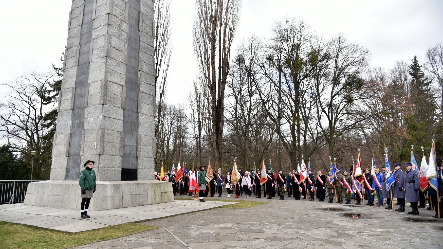 Galeria zdjęć przedstawia przedstawicieli Miasta Poznania składających kwiaty pod pomnikiem.