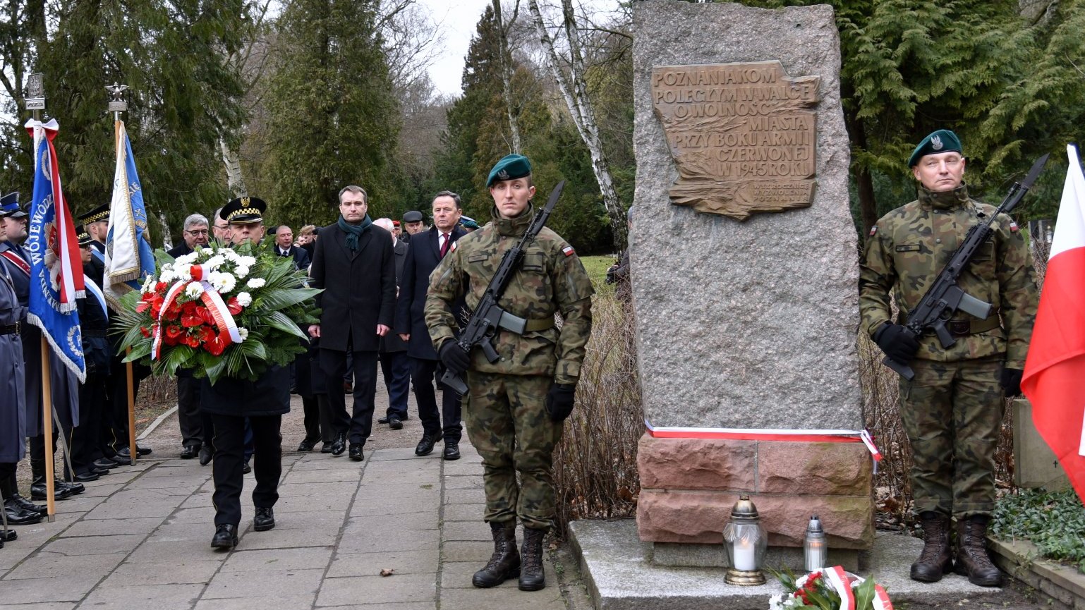 Galeria zdjęć przedstawia przedstawicieli Miasta Poznania składających kwiaty pod pomnikiem.