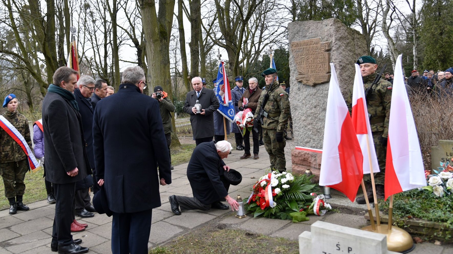 Galeria zdjęć przedstawia przedstawicieli Miasta Poznania składających kwiaty pod pomnikiem.