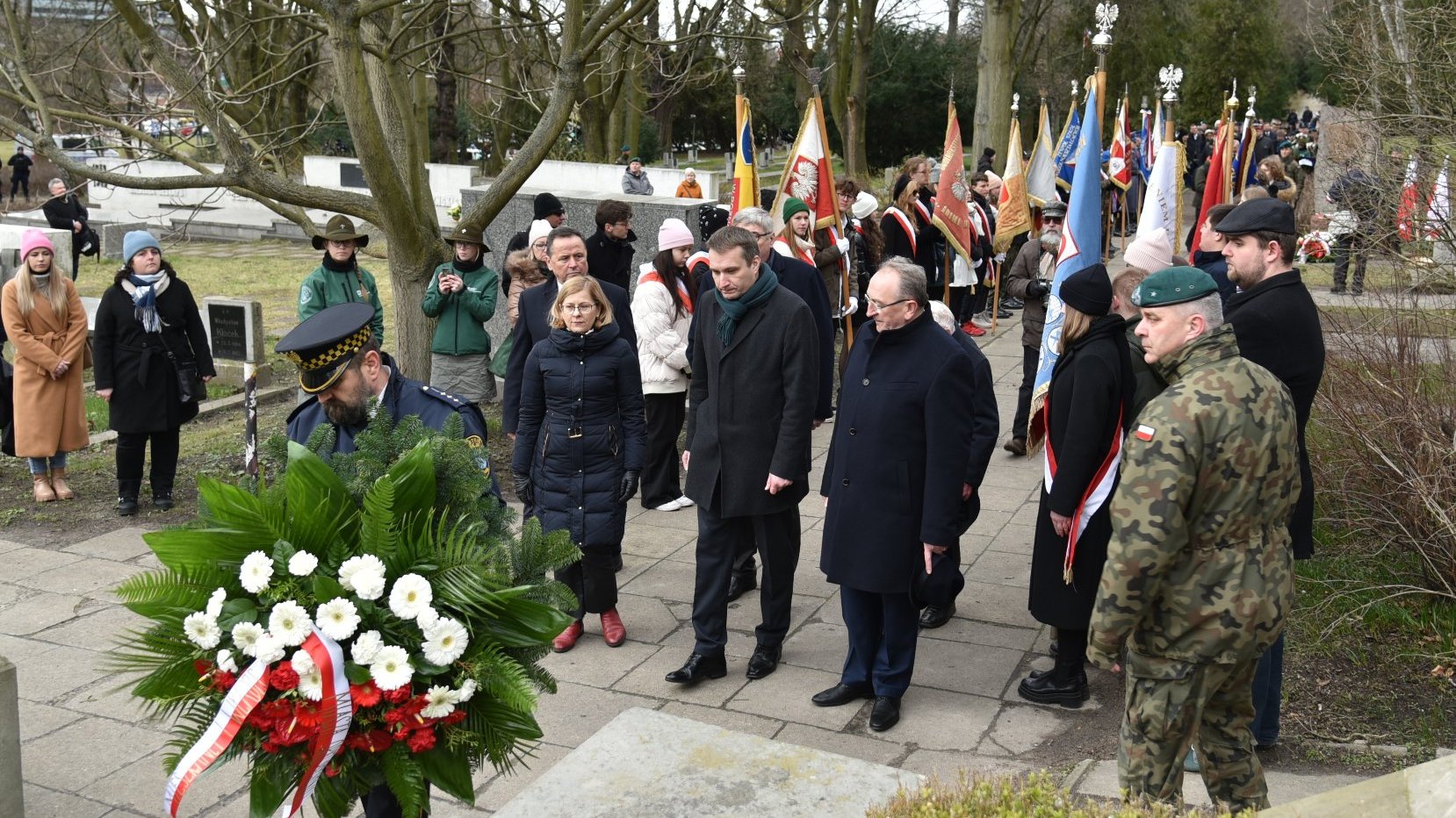 Galeria zdjęć przedstawia przedstawicieli Miasta Poznania składających kwiaty pod pomnikiem.