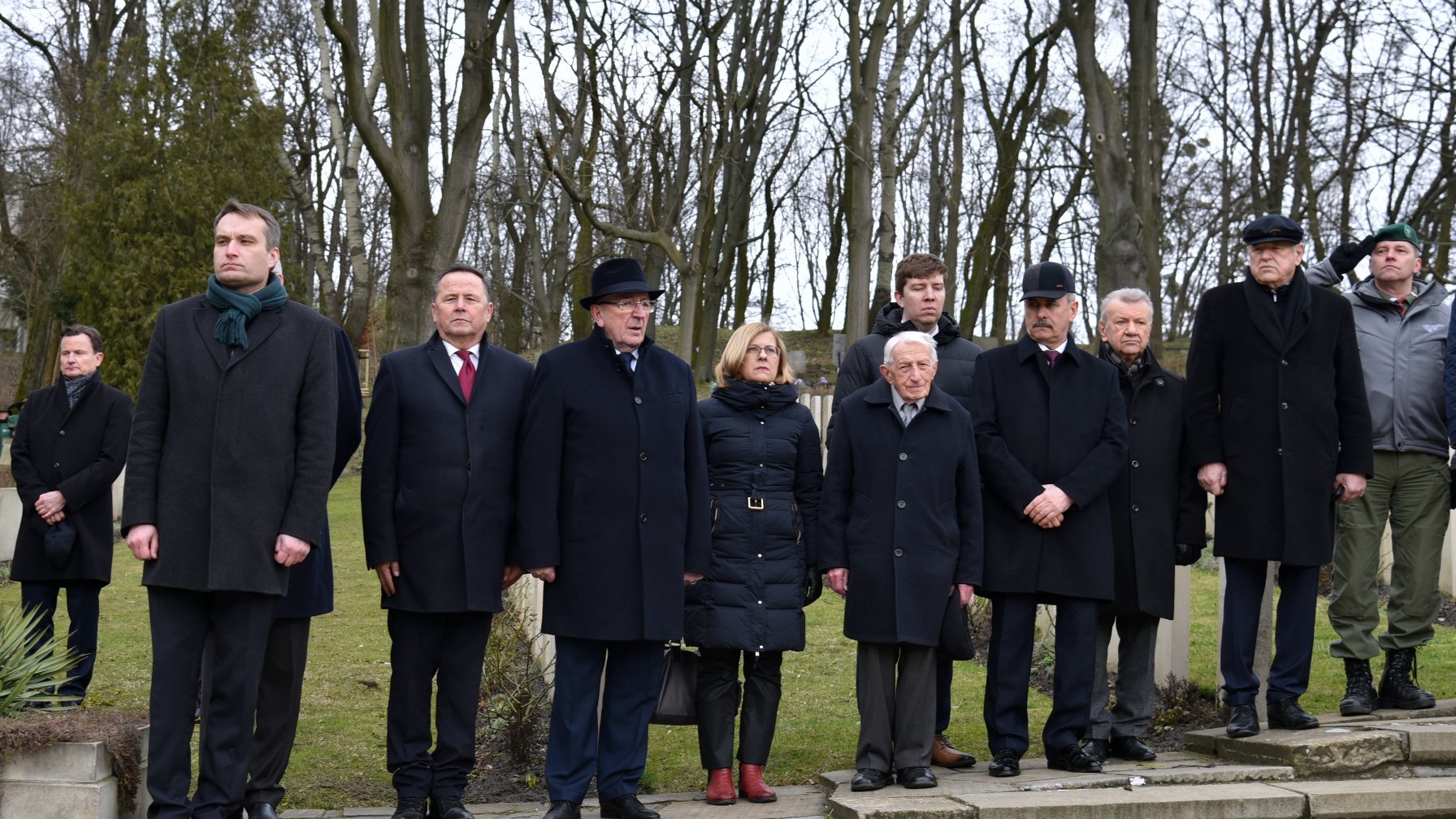 Galeria zdjęć przedstawia przedstawicieli Miasta Poznania składających kwiaty pod pomnikiem.