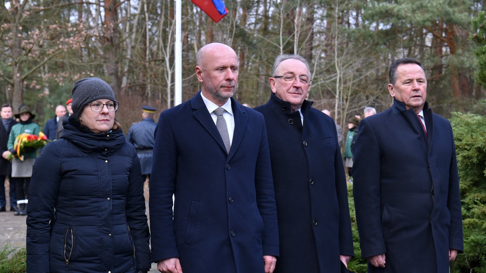 Galeria zdjęć przedstawia przedstawicieli Miasta Poznania składających kwiaty pod pomnikiem.