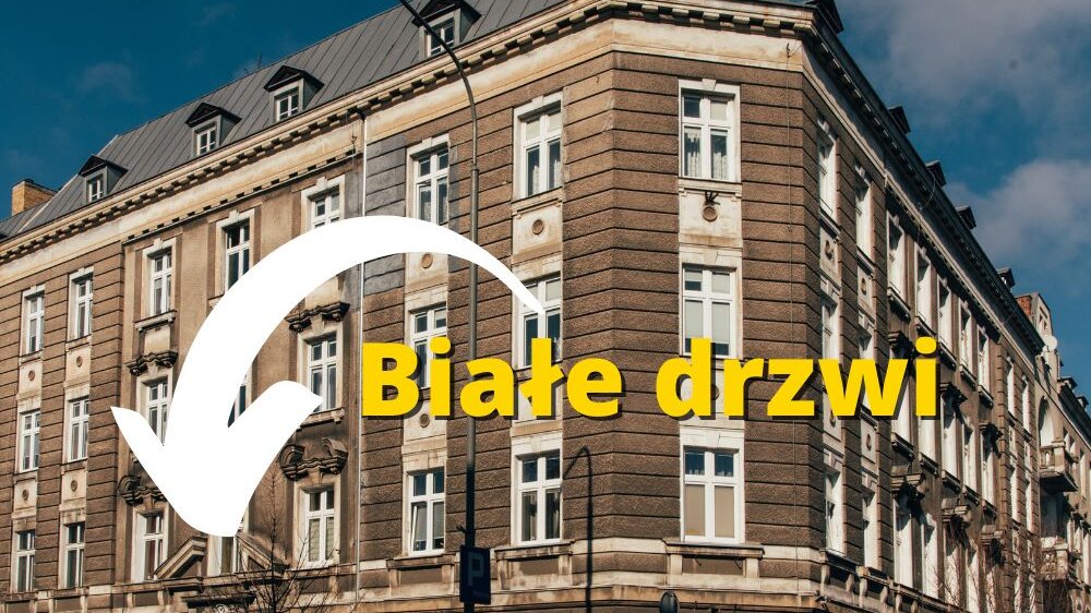 Na zdjęciu budynek, w którym mieści się punkt - duża kamienica; na zdjęcie nałożona grafika: strzałka wskazująca drzwi