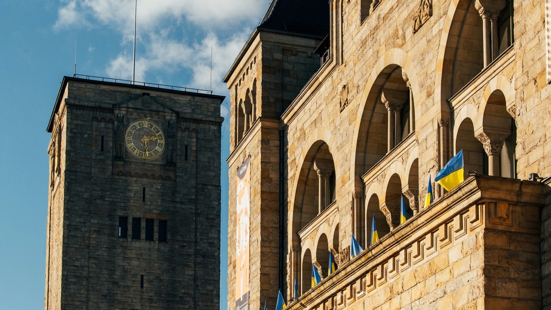 Zdjęcie przedstawia ukraińskie, niebiesko-żółte flagi powiewające na Centrum Kultury Zamek.