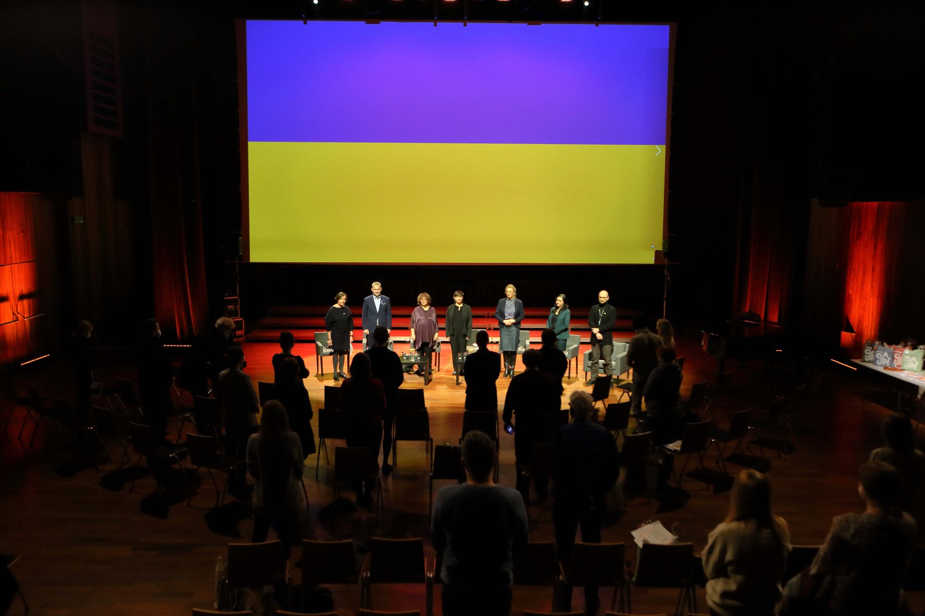 Zdjęcie z konferencji. W tle flaga Ukrainy - grafika rozmowy