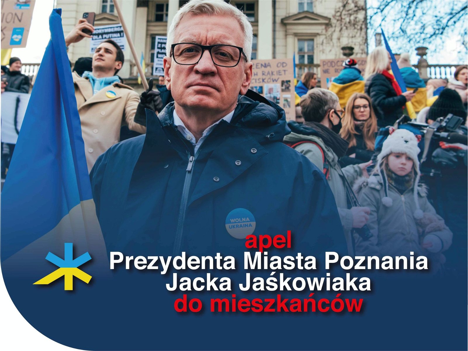 Na zdjęciu Jacek Jaśkowiak, prezydent Poznania, z ukraińską flagą, podczas manifestacji poparcia dla Ukrainy - grafika rozmowy