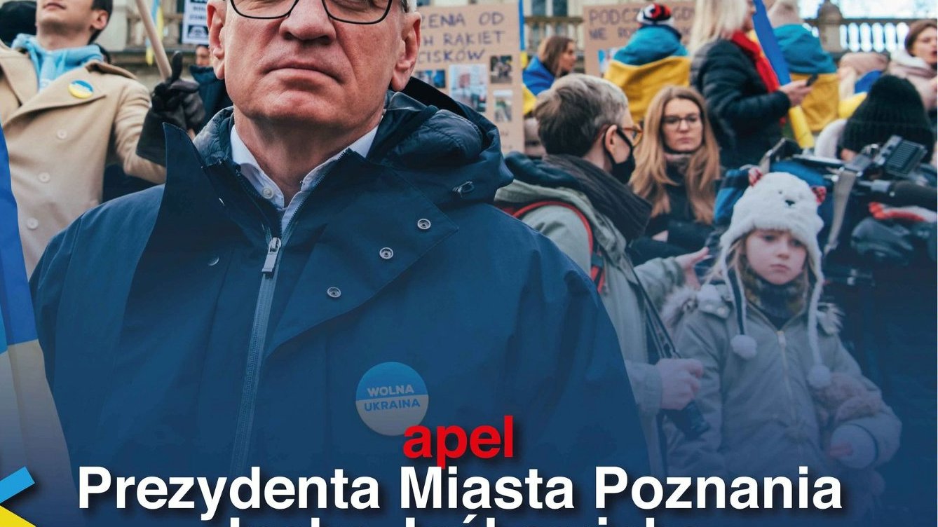 Na zdjęciu Jacek Jaśkowiak, prezydent Poznania, z ukraińską flagą, podczas manifestacji poparcia dla Ukrainy