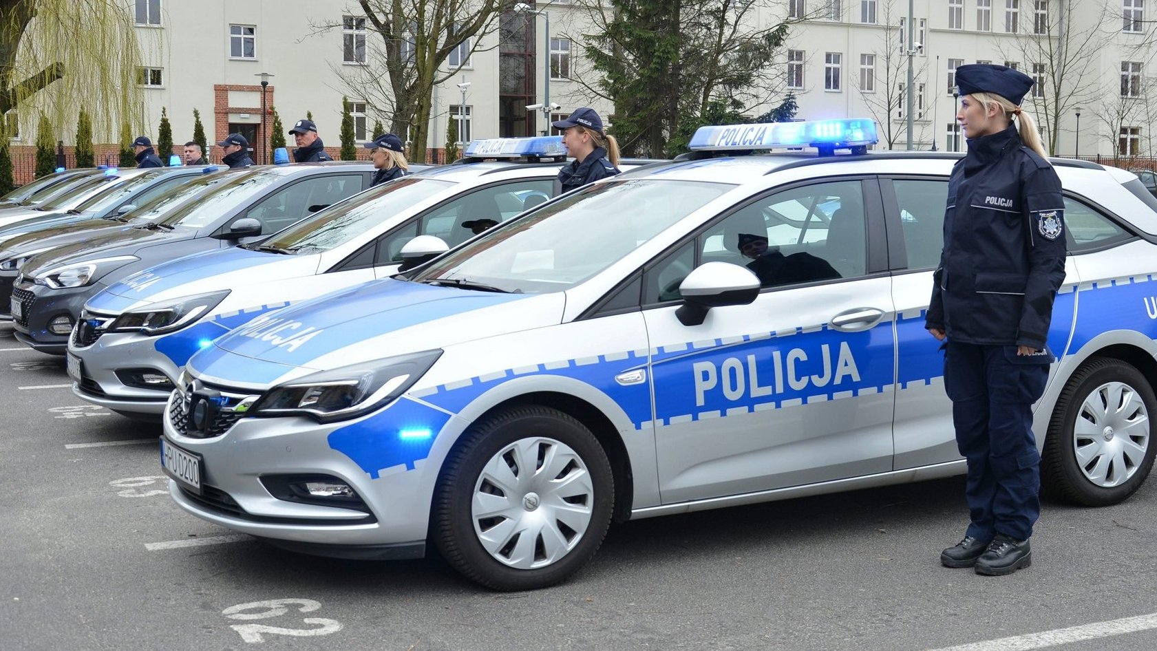 Na zdjęciu rząd policyjnych radiowozów