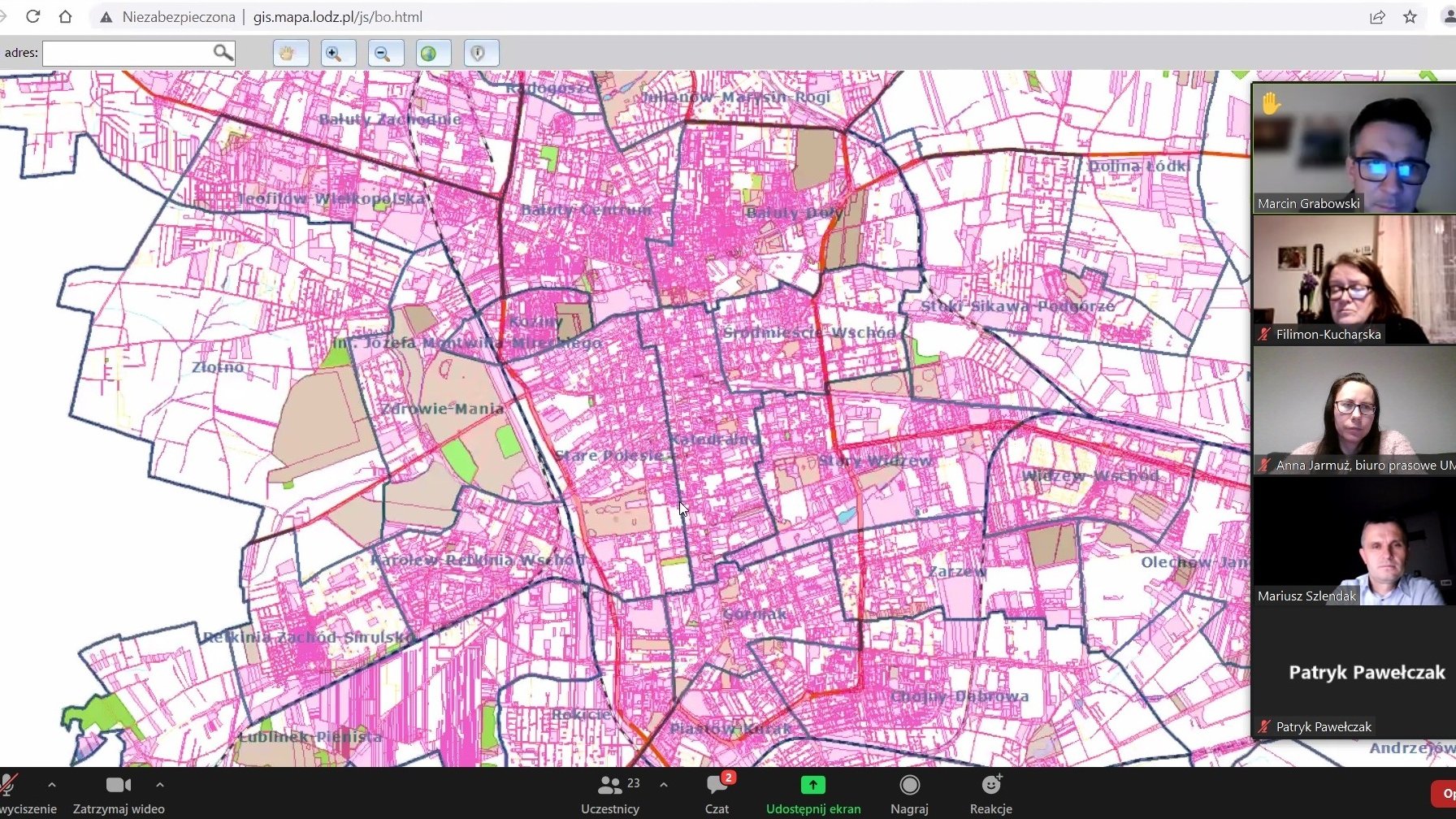 Screen ekranu przedstawiający uczestników spotkania oraz mapę.