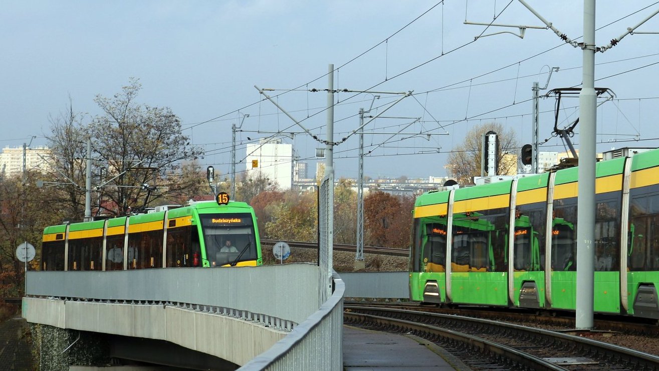 Tramwaje mijające się na estakadzie nad ul. Poznańską