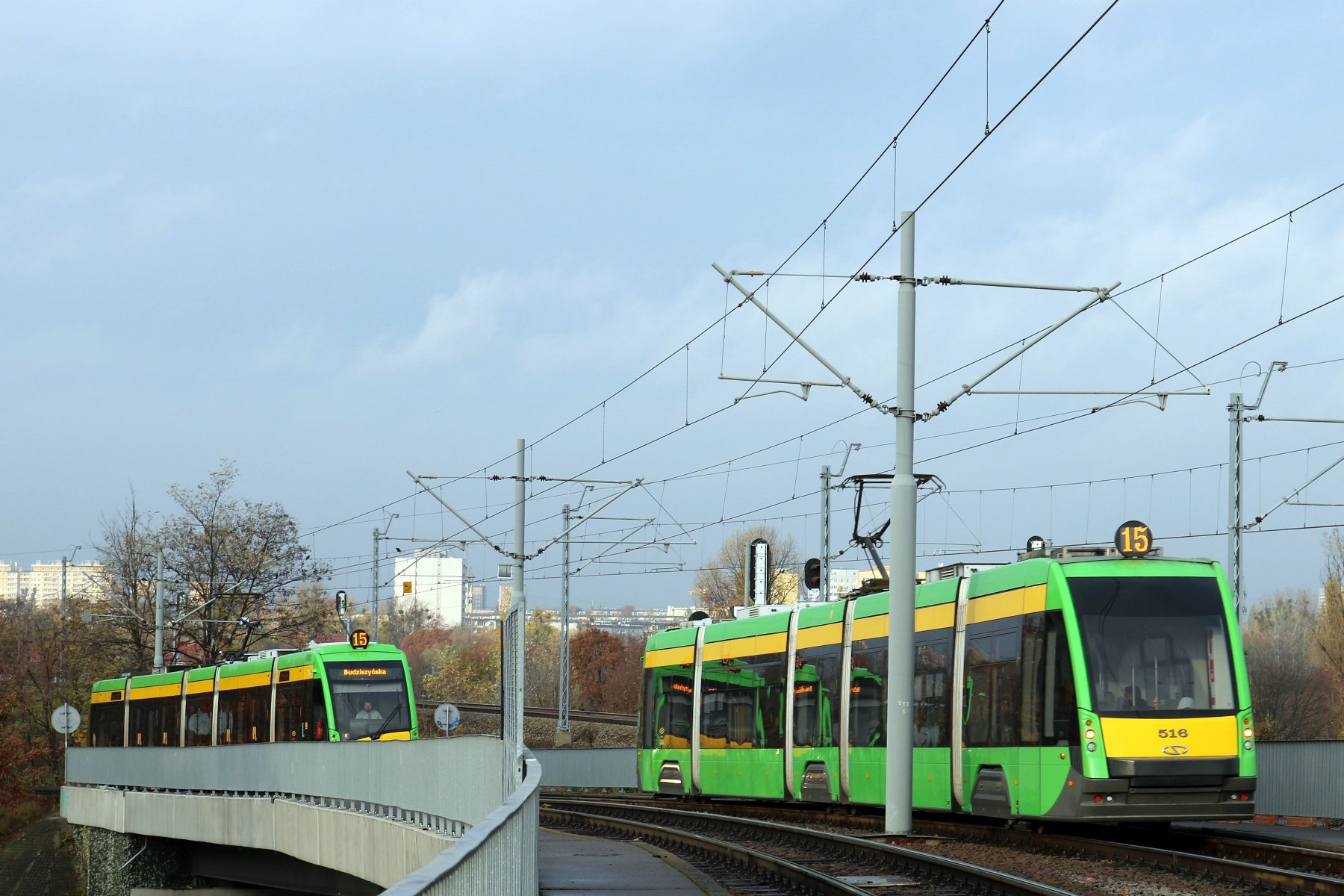 Tramwaje mijające się na estakadzie nad ul. Poznańską - grafika rozmowy