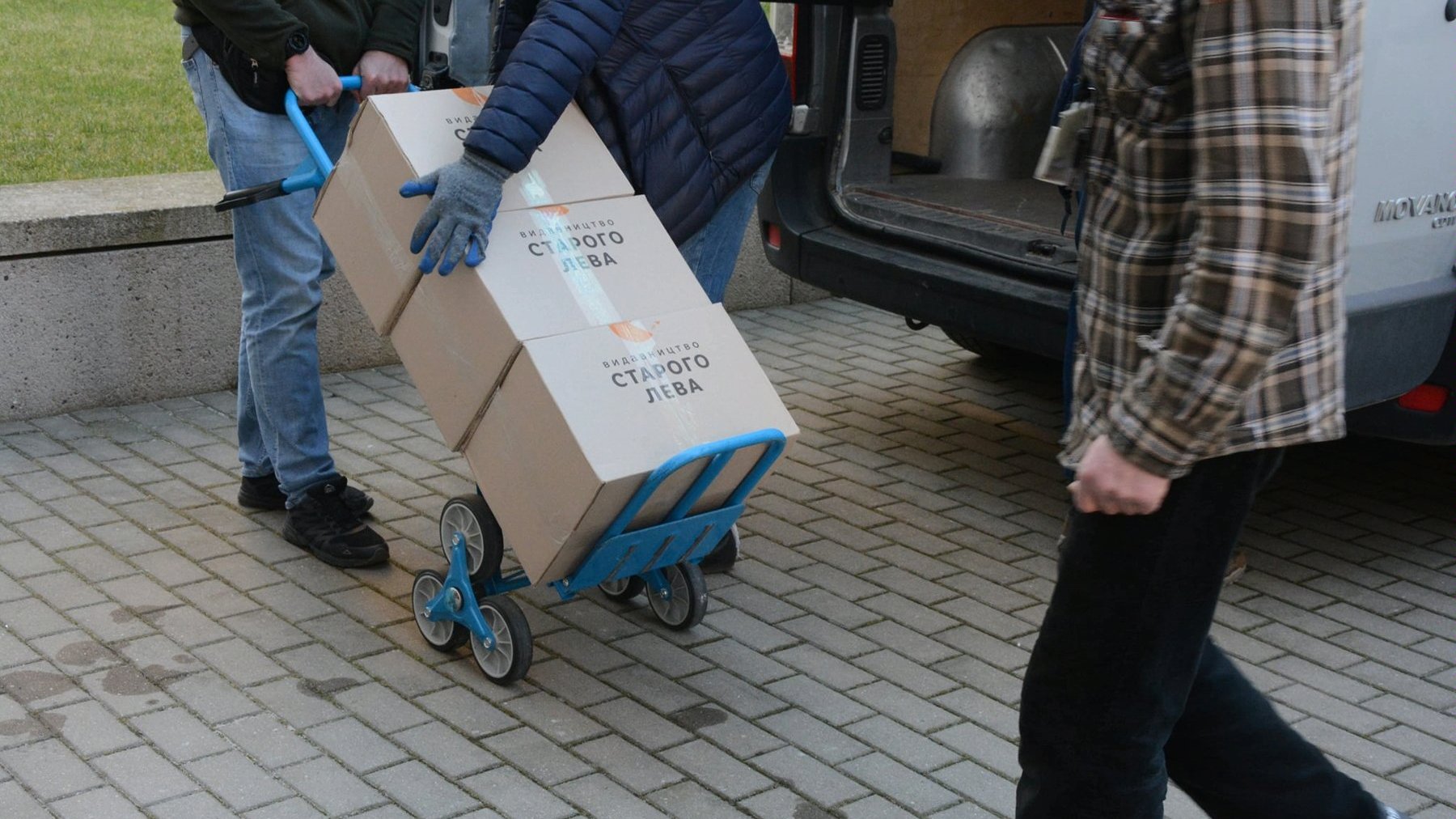 Galeria zdjęć przedstawia przywiezione do Poznania książki w j. ukraińskim.