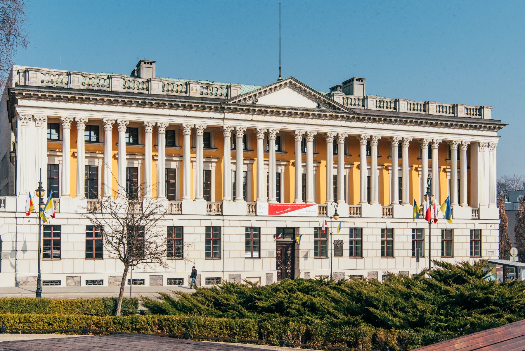 Biblioteka Raczyńskich - widok od strony pl. Wolności. - grafika rozmowy