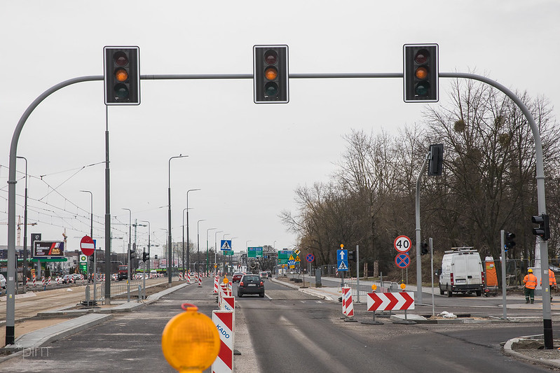 Zdjęcie przebudowywanego odcinka ul. Krzywosutego - grafika rozmowy