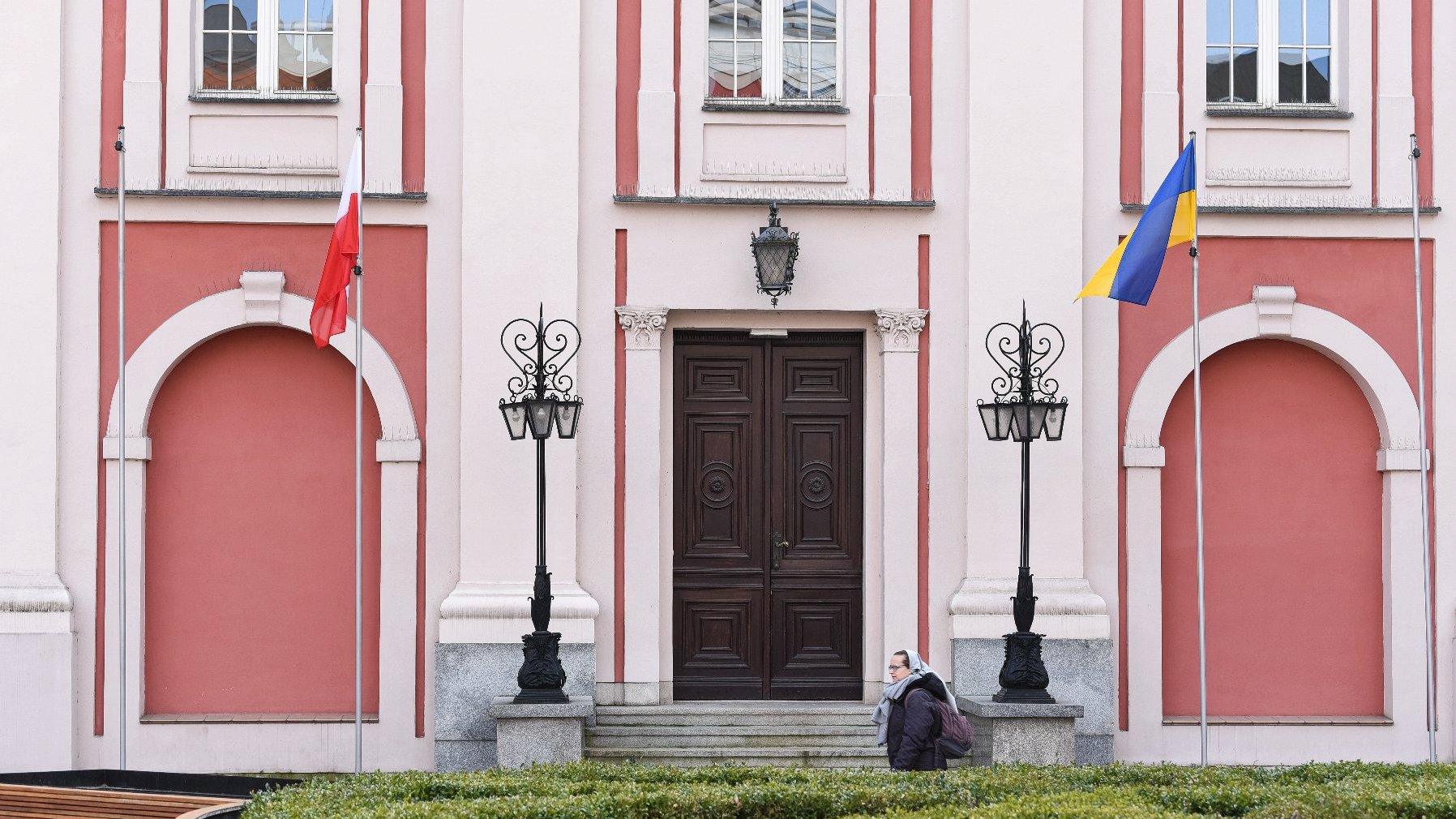 Na zdjęciu flagi: polska i ukraińska, wiszące przed urzędem miasta - grafika rozmowy