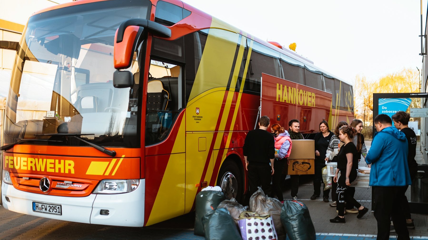 Galeria zdjęć przedstawia rozładunek transportu z Hanoweru na terenie kompleksu POSiR Chwiałka przy ul. Spychalskiego.