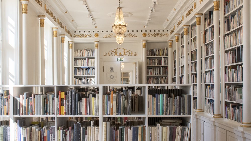 Galeria zdjęć przedstawia zabytkowe wnętrza Biblioteki Raczyńskich.