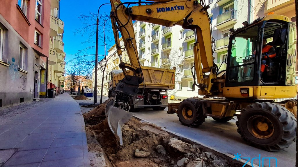 Prace przy nasadzeniu zieleni przy ul. Limanowskiego