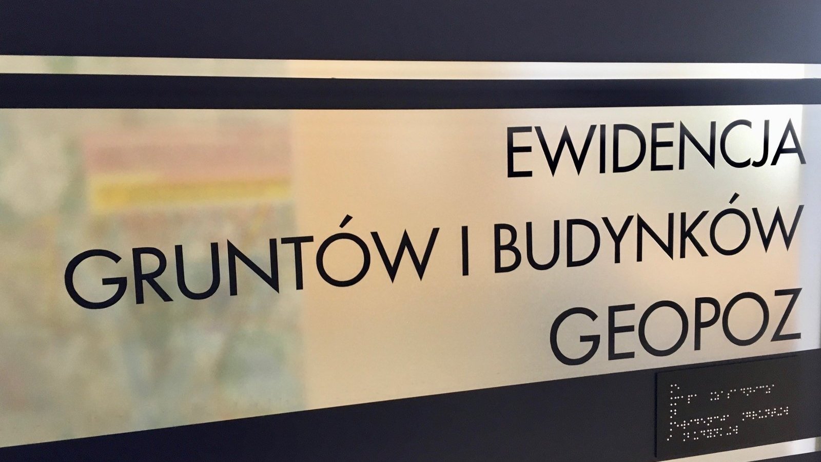 Drzwi z napisem "Ewidencja gruntów i budynków GEOPOZ".