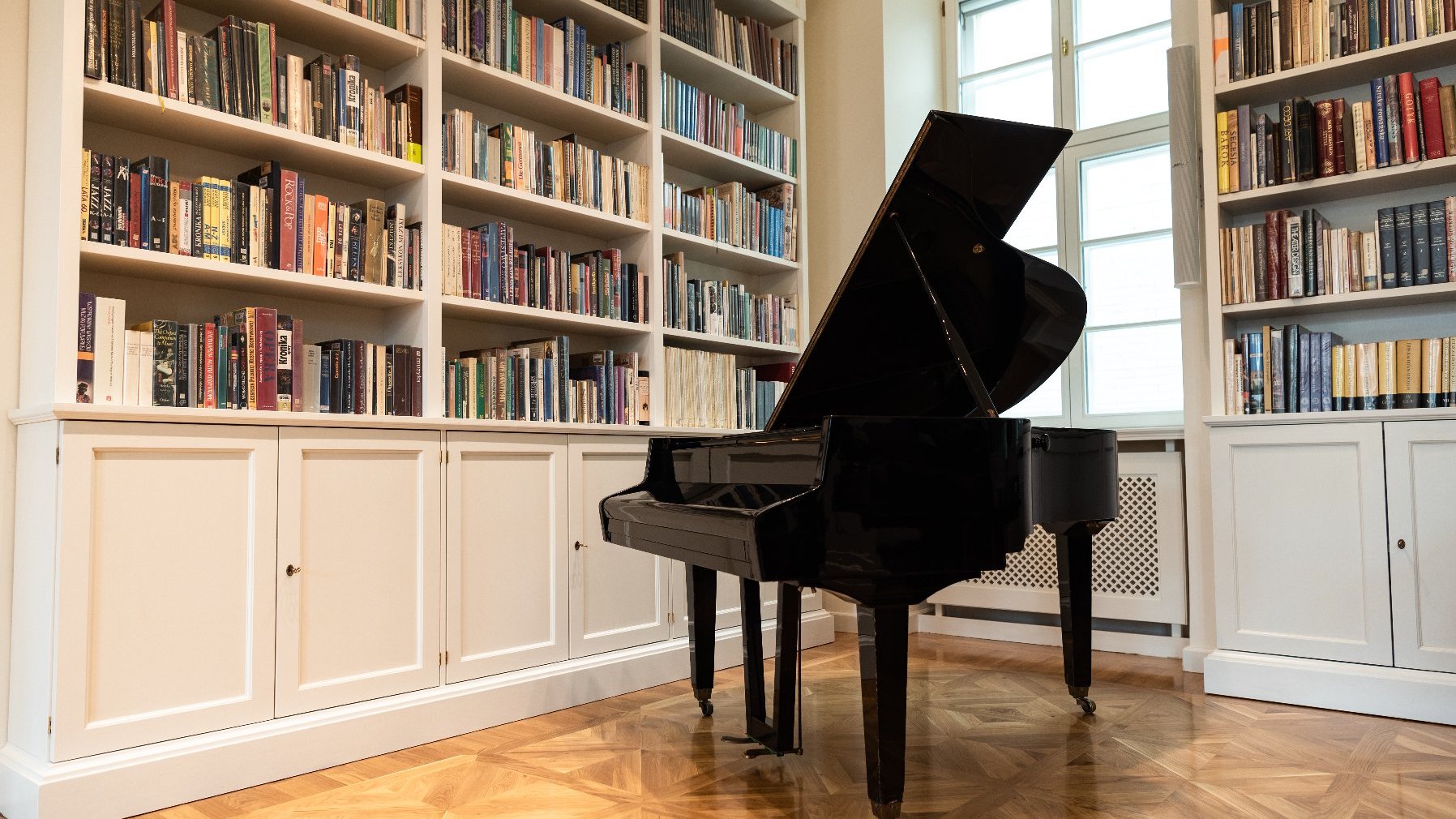 Galeria zdjęć przedstawia wyremontowane wnętrza Biblioteki Raczyńskich.