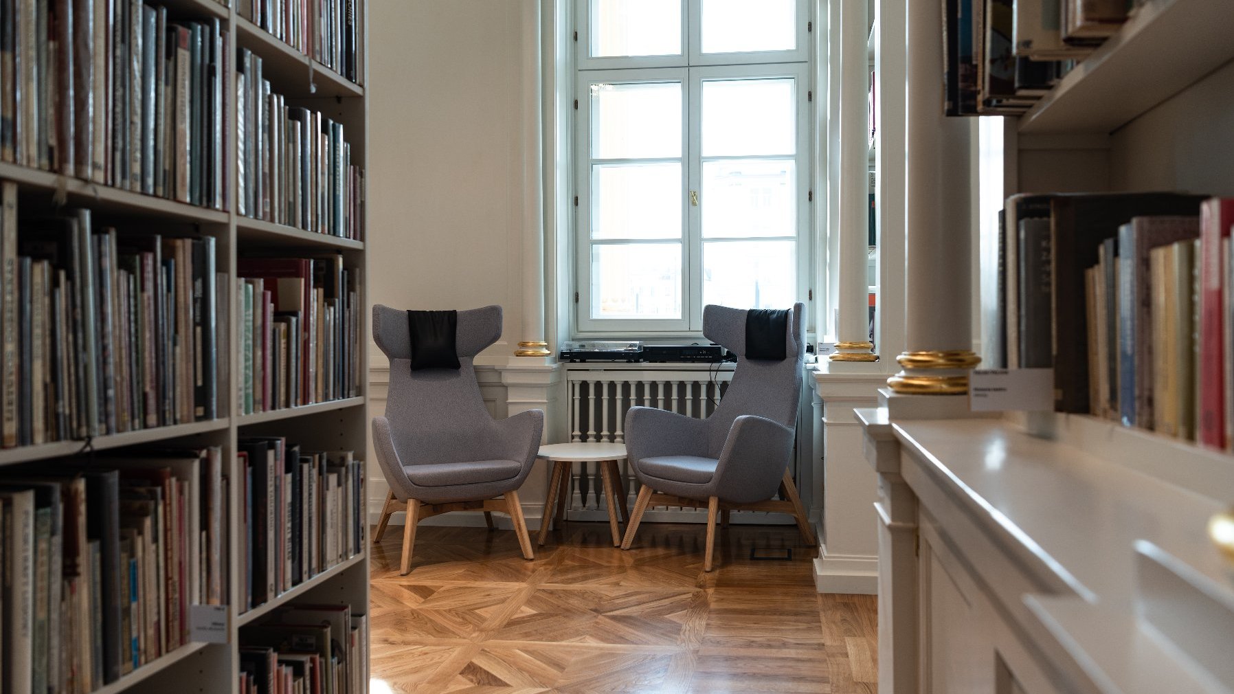 Galeria zdjęć przedstawia wyremontowane wnętrza Biblioteki Raczyńskich.