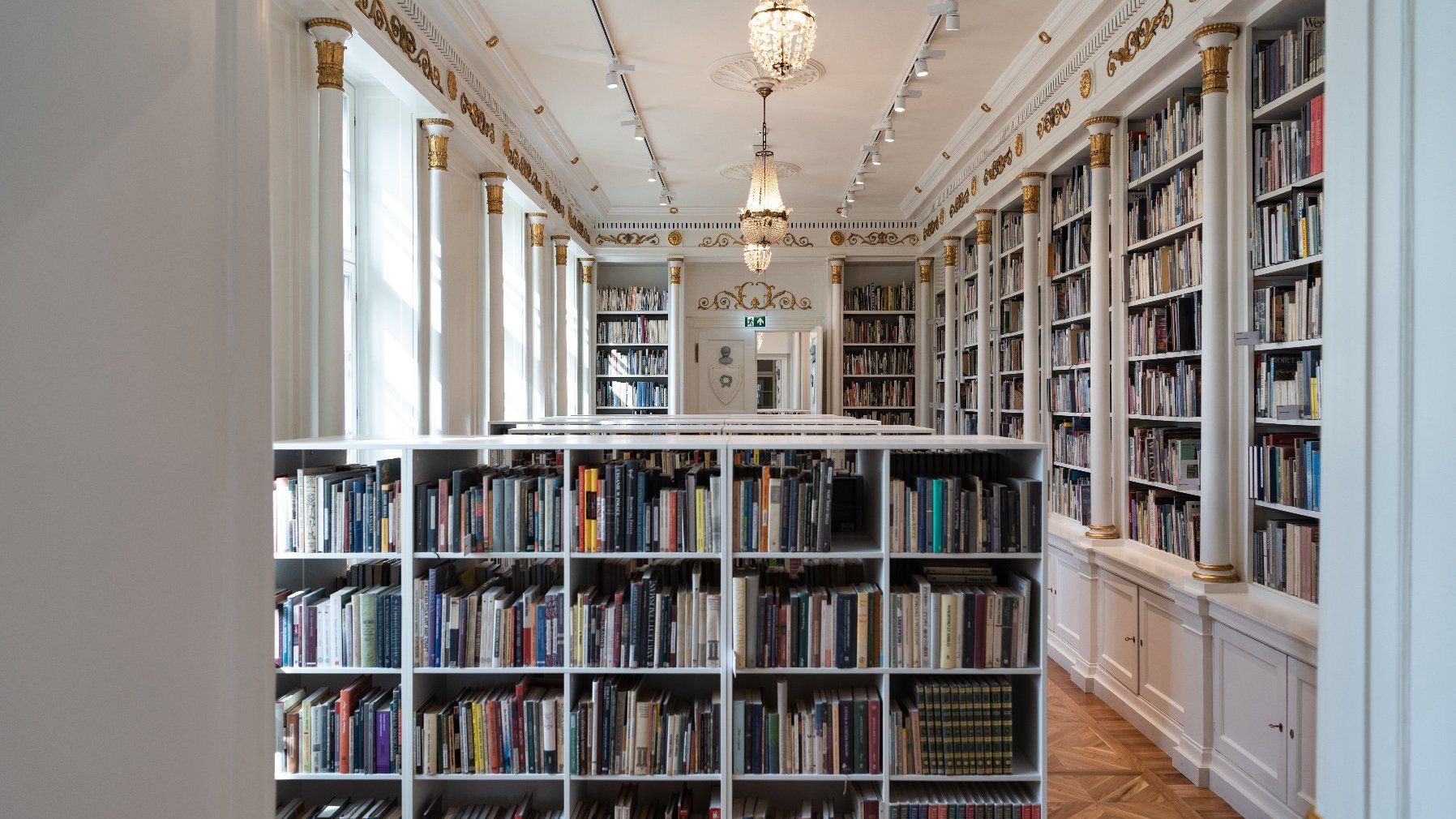 Galeria zdjęć przedstawia wyremontowane wnętrza Biblioteki Raczyńskich.